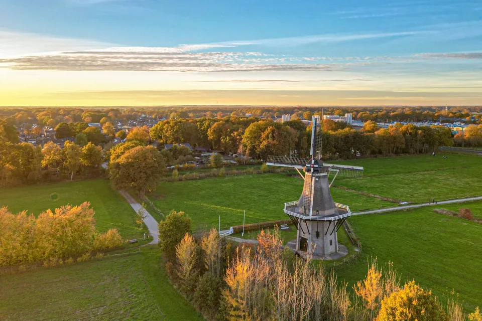 Molen tussen weilanden en bomen in het Overijsselse land, gezien vanuit de lucht